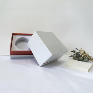 Boîte cadeau rigide en papier avec fermeture magnétique blanche et insert en mousse EVA personnalisé, boîte d'emballage de luxe pour les soins de la peau, les cosmétiques, les bijoux - Product Image 1