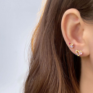 Pendientes de botón con forma de corazón de circonita rosa chapados en oro de 18 quilates al por mayor para niña - Product Image 4
