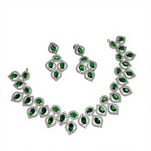 Parure de bijoux glamour classique pour femme, plaqué argent imitation, avec strass verts, collier et boucles d'oreilles, idéale pour mariages, fiançailles et soirées - Product Image 1
