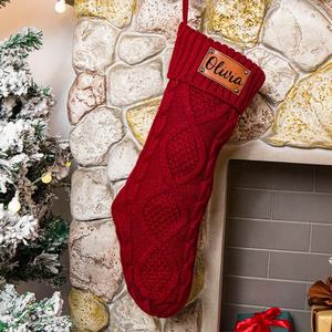 Calza di Natale in maglia con patch in similpelle incisa al laser di alta qualità, decorazione natalizia, ornamento festivo, all'ingrosso, da appendere - Product Image 3