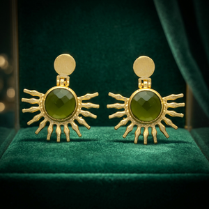 Boucles d'oreilles clous en laiton plaqué or faites à la main avec pierres précieuses, style bohème, tendance, pour fêtes et occasions spéciales - Product Image 2