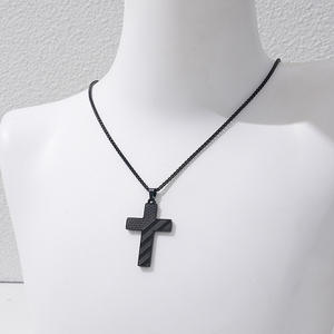 献身的な男性のための：頑丈なステンレススチール製の十字架ペンダントと重厚なキューバンチェーン |   日常使いに適した、信仰の堅牢な証言 - Product Image 6