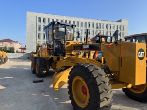 รถเกรดเดอร์มือสอง Caterpillar 140H พร้อมใช้งาน CAT 140H รถเกรดเดอร์แบบมีล้อ ห้องโดยสารสะดวกสบาย เครื่องจักรสำหรับบำรุงรักษาถนนเทศบาล - Product Image 1