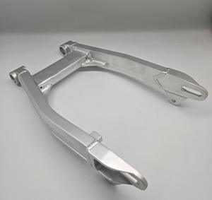 Brazo Oscilante para Motocicleta Personalizado de Fábrica, Horquilla Plana Modificada de Aleación de Aluminio de Alta Calidad - Product Image 4