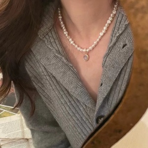 Collar con colgante <span class=keywords><strong>de</strong></span> cobre chapado en oro para <span class=keywords><strong>mujer</strong></span> a <span class=keywords><strong>la</strong></span> moda con gargantilla <span class=keywords><strong>de</strong></span> perlas barrocas naturales cadenas <span class=keywords><strong>de</strong></span> latón <span class=keywords><strong>piedra</strong></span> lunar <span class=keywords><strong>de</strong></span> forma irregular - Product Image 5