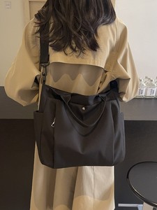<span class=keywords><strong>Sac</strong></span> fourre-tout léger de grande capacité pour <span class=keywords><strong>femme</strong></span>, <span class=keywords><strong>sac</strong></span> à bandoulière imperméable avec design multi-poches pour les voyages, le shopping, l'école et le quotidien - Product Image 3