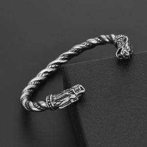 Bracelet manchette pour homme style punk en argent tibétain plaqué noir avec motif tête d'animal - Product Image 1