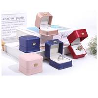 Boîte à bijoux personnalisée de haute qualité avec logo du fabricant, boîte à bagues en cuir PU de luxe décorée d'une couronne, pour mariage et fiançailles