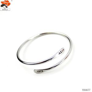 Brazalete Ajustable de Acero Inoxidable con Letra Grabada Personalizada JJ 1938, Logotipo Personalizado, Chapado en Oro, Unisex, Moderno - Product Image 2