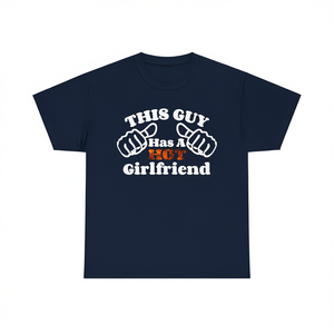 Camiseta con la frase "Este chico tiene una novia guapa", regalo divertido de aniversario para novio, camiseta para el Día de San Valentín - Product Image 2