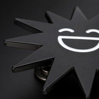 Émail mat gravé motif étoile éclatante et soleil souriant, tendance moderne pour jeunes - Vente en gros OEM