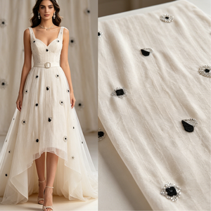 Tissu en mousseline texturée beige A172 en gros avec broderie de perles tubulaires en forme de cœur noir et blanc, design artistique de niche, matière pour robe - Product Image 6