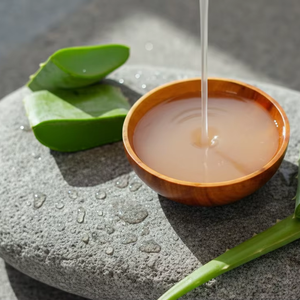 Extracto líquido de aloe vera natural directo de fábrica, transparente, para aplicaciones cosméticas multifuncionales y versátiles. - Product Image 1