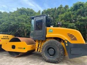Compacteur à tambour unique vibratoire XS223J avec cabine confortable et forte force de compactage pour la construction municipale et routière. - Product Image 1