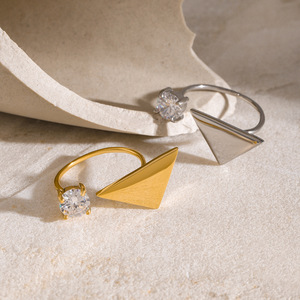 Bague géométrique triangulaire avec zircon serti à griffes, bijou unisexe tendance, cadeau - Product Image 2