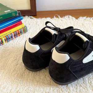 Chaussures de style basket Xiaoyue pour femmes, en daim noir, respirantes, semelle en caoutchouc, baskets plates, vêtements décontractés pour les loisirs - Product Image 2