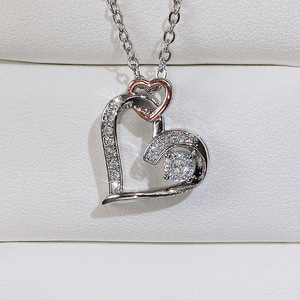 Collana con Ciondolo a Doppio Cuore Traforato Creativo per Donne, Accessorio da Collo con Charm a Cuore Bicolore - Product Image 6