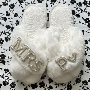 Pantoufles en Fourrure Plates Blanches Personnalisées avec Lettre MRS pour Mariée, Croisées et en Peluche, pour Femmes et Dames - Product Image 4
