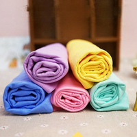Vente en gros de chamois PVA super absorbant rouleau de chiffon de nettoyage de voiture avec récipient en plastique style uni pour usage en cuisine