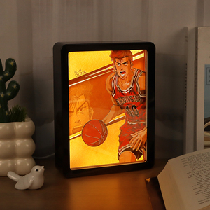 โคมไฟตั้งโต๊ะ LED ลายการ์ตูน <span class=keywords><strong>Slam</strong></span> <span class=keywords><strong>Dunk</strong></span> พร้อมฉายเงาหลากสี งานแกะสลักกระดาษทำมือ สำหรับตกแต่งห้องเด็ก - Product Image 1