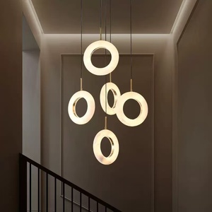 Lámpara Colgante LED Moderna Minimalista de Alabastro Natural Blanco y Cobre Dorado con Haz de Luz de 360° para Escaleras, Villa y Sala de Estar - Product Image 3