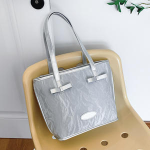 กระเป๋าโท้ทแฟชั่นสำหรับผู้หญิงสีเทาอ่อนเนื้อผ้ามีจีบและมีโบว์ดีไซน์ - Product Image 2