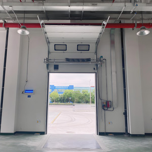 Porte sectionnelle industrielle électrique à isolation thermique, levage vertical avec petite porte de passage pour les opérations en <span class=keywords><strong>baie</strong></span> de chargement - Product Image 3