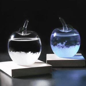 2025 Nuevo diseño <span class=keywords><strong>de</strong></span> cristal <span class=keywords><strong>de</strong></span> tormenta en forma <span class=keywords><strong>de</strong></span> manzana con bandeja <span class=keywords><strong>de</strong></span> madera/estaciones meteorológicas - Product Image 4