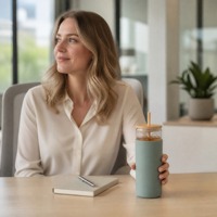 Gobelet en verre borosilicate avec paille, couvercle en bambou et manchon coloré – Cadeau de bureau, pour café glacé et cola – Vente en gros OEM