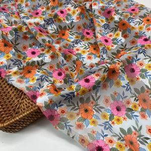 Vente en gros de mousseline de soie polyester personnalisé fleurs coupées impression numérique <span class=keywords><strong>tissu</strong></span> <span class=keywords><strong>au</strong></span> mètre <span class=keywords><strong>pour</strong></span> les femmes - Product Image 4