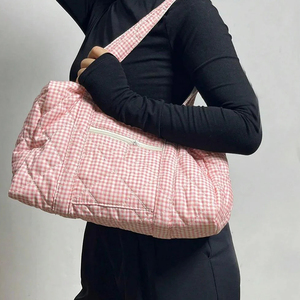 Lovely Quilted Pink Gingham Weekender Bag Bolso de viaje de tamaño generoso Bolso informal lindo para mujer - Product Image 5