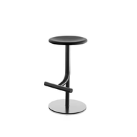 Tabouret de bar minimaliste en fer thermolaqué avec assise ronde mate, pied unique et repose-pieds incurvé, base circulaire plate