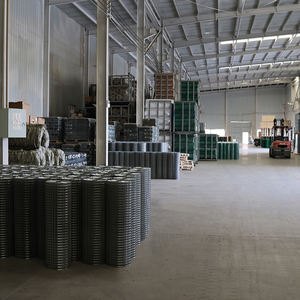 Rouleaux de treillis métallique soudé galvanisé bon marché en vrac volière pour <span class=keywords><strong>oiseaux</strong></span> Quincaillerie personnalisée Vêtements Galvanisés à chaud treillis métallique soudé 2x2 - Product Image 5