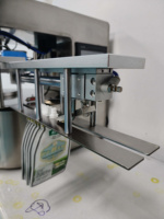 Machine de remplissage et de bouchage de sachets à bec verseur pour liquides visqueux, corrosifs, comme le savon liquide, la crème, la lotion et le détergent, avec pompe à engrenages
