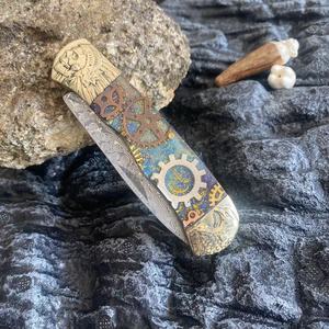 YG1023 Engrenage Texture Résine Échelles Relief Cuivre Poignée 78 couches Forgé À La <span class=keywords><strong>Main</strong></span> Composite Damas Acier Nail Pull Lame Plier Couteau - Product Image 4