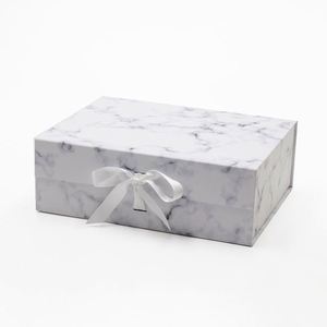 Boîte cadeau rigide pliable magnétique en carton marbré de format A4 profond avec ruban - Product Image 1