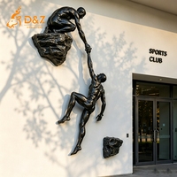 Grande sculpture murale en bronze D&Z Art Group, représentant un grimpeur, pour façade de bâtiment et décoration sportive extérieure