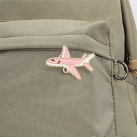 Épinglette en émail en forme d'avion mignon pour veste, sac à dos et tenue décontractée, accessoire de décoration tendance