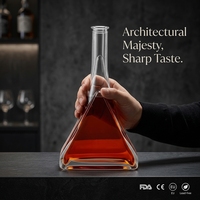 750ML Dreieckige Glasflasche für Spirituosen mit Schwerem Boden Luxuriöse Spirituosenkaraffe Leere Whisky-Karaffe mit Holzkorken-Verschluss