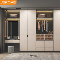 Armoire de chambre moderne haut de gamme sur mesure Jerome Factory avec rangement intégré, portes en cuir et tiroirs