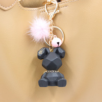 Porte-clés tendance en plastique en forme de petit ours mignon avec clochette et pompon, accessoire de sac