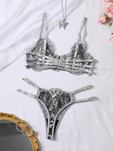 Set <span class=keywords><strong>Intimo</strong></span> Sexy Nero e Grigio con Motivo Floreale in Pizzo Ecologico, Bralette Modellante e <span class=keywords><strong>Perizoma</strong></span>, Lingerie Trasparente da Donna in Due Pezzi - Product Image 3