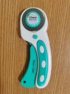 कारखाने में कपड़े के लिए 45 मिमी रोटरी कटर, सिलाई, कागज, शिल्प के लिए सुरक्षा लॉक के साथ 45 मिमी अत्यधिक तेज SKS-7 ब्लेड - Product Image 5