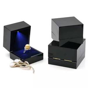 Caja de Joyería Negra Lacada Personalizable con Bandeja Interior de Terciopelo, Estuche de Almacenamiento de Joyas con Luz, Estuche de Anillos de Lujo de Alta Gama - Product Image 1