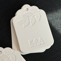 Étiquettes volantes personnalisées pour vêtements, étiquettes suspendues avec logo sur mesure, formes personnalisées, estampage à chaud doré pour jeans et vêtements