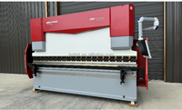 Presse plieuse CNC de précision 4+1 axes 220T avec force de pliage DA53T et matrice inférieure multi-V
