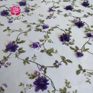 中国制造的3D紫色花在网状桌子上覆盖衣服。