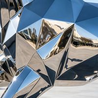 Sculpture de cheval géométrique moderne en acier inoxydable poli miroir, grande statue d'art métallique d'extérieur pour la décoration de jardin et de paysage