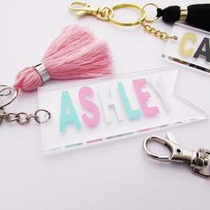 El nuevo llavero acrílico en blanco caliente al por mayor logotipo personalizado impresión transparente carta acrílico llaveros para monograma con borla - Product Image 4