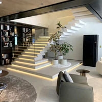 Escalier superposé en marbre, design à niveaux, solution complète pour villa, loft, duplex, style luxe léger, panneaux en verre et pierre préfabriqués pour la maison
